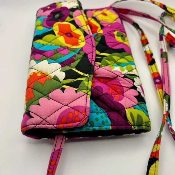 Vera Bradley Floral Quilted Wallet Crossbody – Spacious & Stylish - Picture 4 of 9